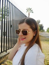 Cargar imagen en el visor de la galería, Colección Goretti LENTES MODERNOS - Color Cafe-Dorado.